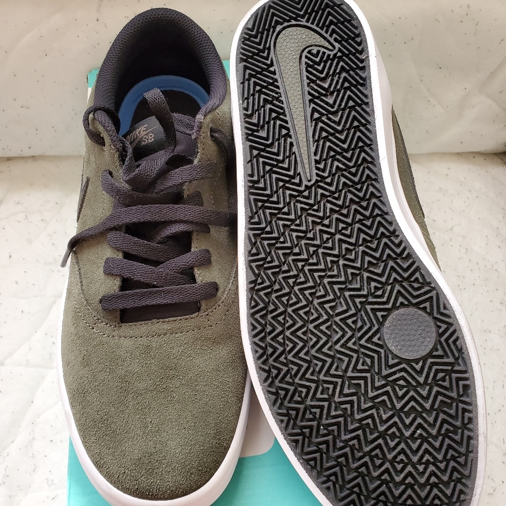 Shoes - Picture 2 of 9